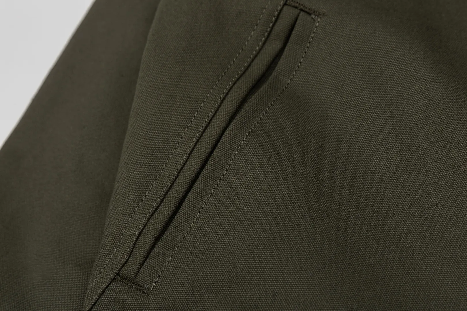 165 Carhartt Carhartt counter Same Style 106432 cotton jacket original 1:1 version Weight: 12 ounces Material: 99% cotton/1% spandex Canvas Details: corduroy trim collar quilted nylon lining, easy to put on and take off, insulated and warm, using Rugged Flex® elastic technology allows for easy movement. Loose fit. Front handwarmer pockets. Double pleats on the back to provide extra stretch at the shoulders. Internal ribbed windproof cuffs to help protect against cold weather. Adjustable hem for added coverage. Two front lower pockets. Two interior pockets; one with hook and loop closure, the other with a secure zipper. Style number: 106432#. Color: Olive Green. Black. Yellow. Dark Brown. Size: S-XL